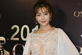 甘婷婷真敢穿，裸色配刺绣穿出“真空”即视感，网友：太惹眼了图片