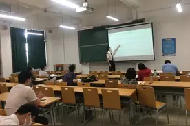 大学最后一场考试，师生携手奋战图片
