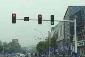 红绿灯“大变样”，没有了倒计时，还换了名字，车主：扣分更多了图片