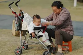 孩子更爱姥姥还是奶奶，逃不开大人的表现，宝宝并非“白眼儿狼”图片