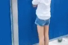 小朋友，这挖土机这么好看吗？图片