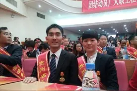 四岁丧父母亲疯掉，一边做工一边读书，背着疯娘上学直到大学毕业图片