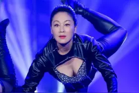 王姬真是有女人味，57岁仍然身段优雅，穿皮裤跳舞同龄人都不敢图片