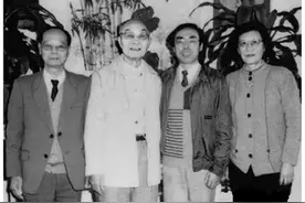 司令员乘火车，本是坐包厢，却被挤去“站过道”！发生了啥事？图片