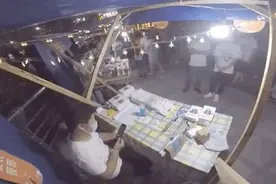 城管摆摊贴手机膜火了，网友：摊牌吧图片