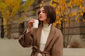 大衣里面穿什么更显气质？这4组搭配显瘦又保暖，时髦精都在穿图片