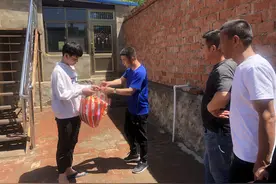 蟒挡坝村党支部开展了六一关爱贫困留守儿童活动图片