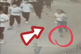 高考考场外，这位赤脚奔跑的女老师火了……图片