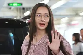 当辣妈之后郭碧婷越来越大胆 素颜出街如“路人”气质依然出众图片