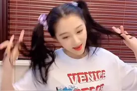 关晓彤儿童节对镜头卖萌，看清她的坐姿后，真当自己没男粉了？图片