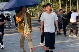 冯绍峰拍戏近照暴瘦！一双腿细得撑不满裤管，四肢瘦弱如枯树干枝图片