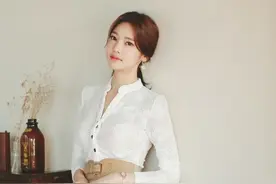 手里拿着小香风菱格纹包包，名媛装扮使美女看起来颇具气质魅力图片