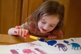 幼儿要不要上兴趣班？专家说：过早让孩子参加各种培训没有好处图片