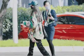 杨幂同空姐肩并肩走机场，穿皮裤配流苏包，当众扯毛衣线条好可爱图片