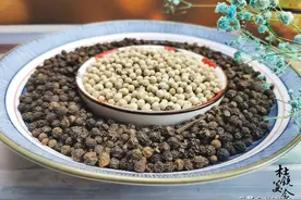 黑白胡椒一字之差，作用用途完全不同，有的人弄错，难怪菜味不对图片