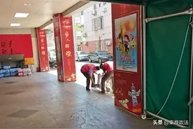 “大爷，我来帮您扫码……”图片