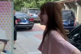 24岁赵本山女儿被疑怀孕，走路扶腰护肚显小心，1个月前刚被求婚图片