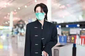 张馨予婚后也不改随性状态，中山装配短裤，“下衣失踪”好精致图片