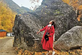 新疆可可托海自然人文：秋季的额尔齐斯河大峡谷美不胜收图片