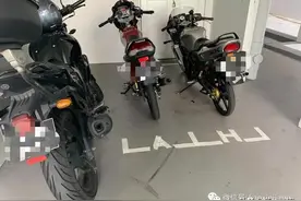 摩托车主在公共区域，用胶带自制停车位图片
