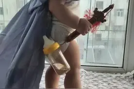 “尿不湿大侠”走红，宝宝手提宝剑，腰挂奶瓶模样太有范。图片