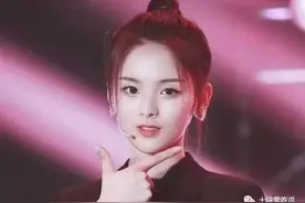 杨超越VS关晓彤，谁才是95花一姐？图片