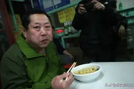 郑州面馆老板，看了一次资助3年的大学生后，当场发火，取消资助图片