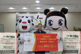 80后小伙结伴领取大乐透3431万元一等奖图片