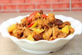 厨师长分享土豆炖鸡家常做法，不焯水直接炒，鲜嫩入味，香辣下饭图片