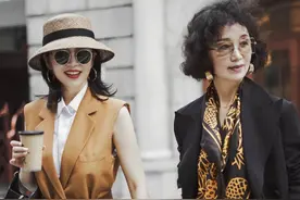 三木妈妈烫头了！穿西装内搭“肚兜”照样气场强，身材一点不像妈图片