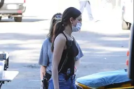女神艾莎黑背心牛仔裤身材姣好，手抓裤子表情可爱，网友：大美人图片