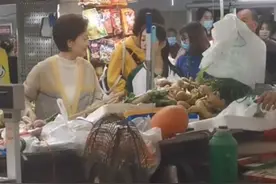63岁刘莉莉拍戏被围观，打扮朴实行动缓慢，晚年生活曝光被赞节俭图片