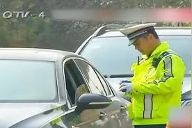 交警高科技上线，查到驾照异常竟是假证，男子称：我都用20多年了视频封面