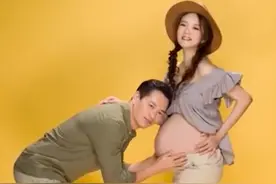 安以轩孕晚期晒照，身材火辣还被老公亲吻孕肚！笔直铅笔腿太吸睛图片