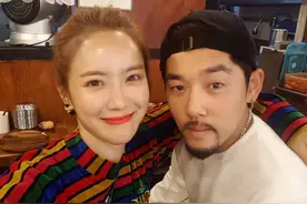 韩星刘荷娜行为引争议！穿婆婆睡裤躺公公腿上，还主动晒照求点赞图片