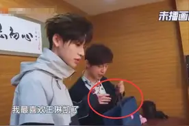 何炅翻车？快乐家族一直收粉丝价格不菲的礼物，还吐槽贴纸粘太死图片