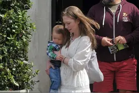 希拉里女儿一家四口罕见出街！切尔西龅牙抢镜女婿帅气，俩娃超萌图片