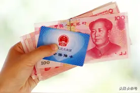 社保卡开通银行账户后，退休老人们怎么取款？注意两件事图片