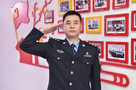 重庆政法英模｜泥沼中他匍匐前行的样子被全网点赞图片