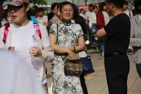 暖心！考场外妈妈们旗袍大比拼，旗开得胜，美成一道风景图片