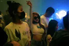 90后妈妈带娃新方式，一边夜店蹦迪一边哄娃睡觉，摇篮曲变社会摇图片