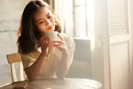 故事：总裁前任订婚当天，我牵手小5岁的新男友盛装出席图片