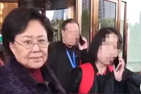 70岁斯琴高娃健康惹担忧！罕现身面色苍白，走路拄拐还需人搀扶图片