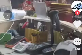 老大爷收废品时碰碎3万元茅台，给了1万打了欠条，网友就谁的责任吵翻了图片