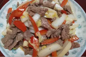 牛肉炒白菜梗这样做，肉嫩菜甜很是下饭，真好吃，很少有人这么做图片
