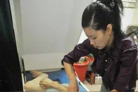 “最美姐姐”照顾瘫痪弟弟，为21岁的弟弟洗澡！图片