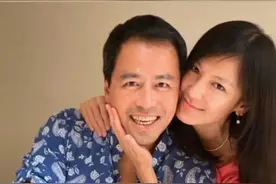 霍建华现身富豪聚会，林心如素颜高马尾清纯减龄，送墨镜被指抠门图片