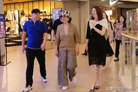 董明珠罕见露面，穿开衫陪同副市长排场大，手翻背迈八字步像干部图片