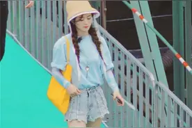 赵丽颖生了孩子还这么嫩，穿蓝T恤搭短裤秀美腿，扎麻花辫真少女图片