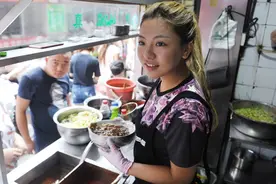 西安女孩开面馆，因颜值高走红，每天顾客不断对美女老板更感兴趣图片